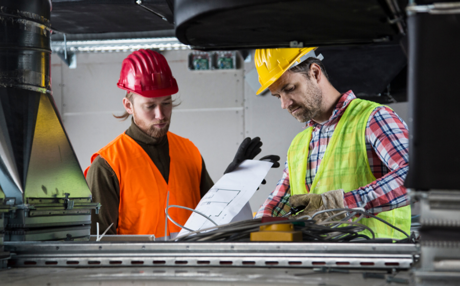 Mitarbeiter verschiedener Ebenen arbeiten an einem Projekt.
