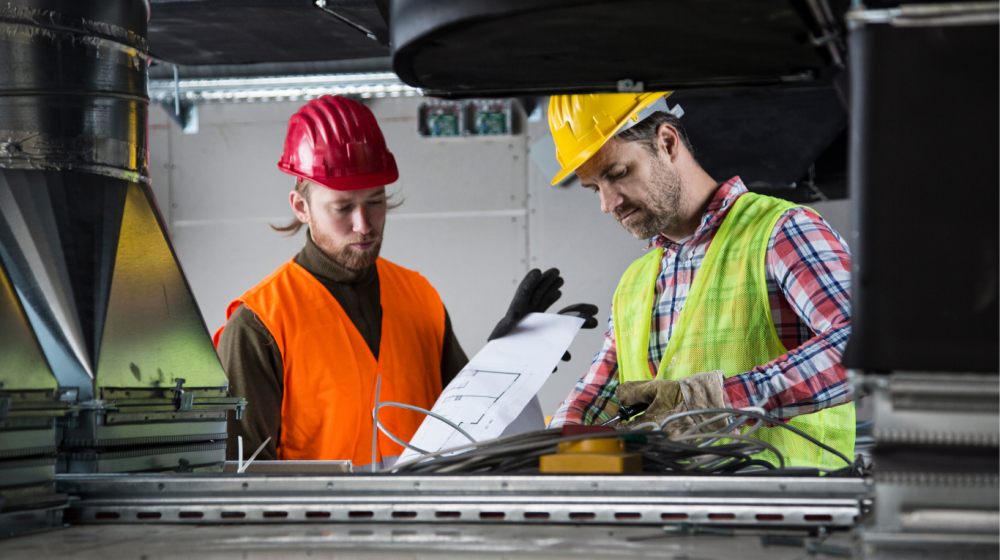Mitarbeiter verschiedener Ebenen arbeiten an einem Projekt.